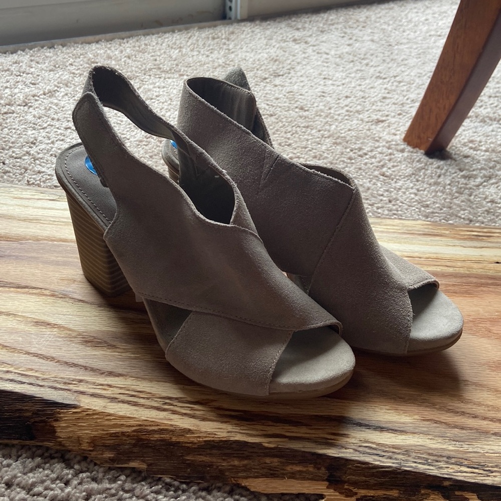 Kenneth Cole Reaction tan heels